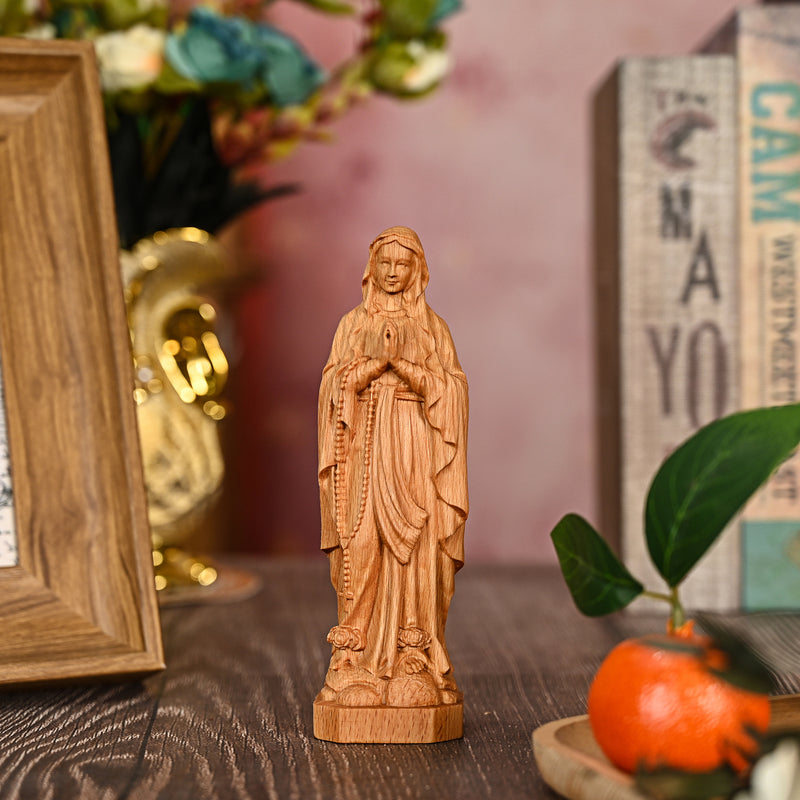 Round carving of Our Lady of Lourdes in beech wood: Sacred beauty, handcrafted technique