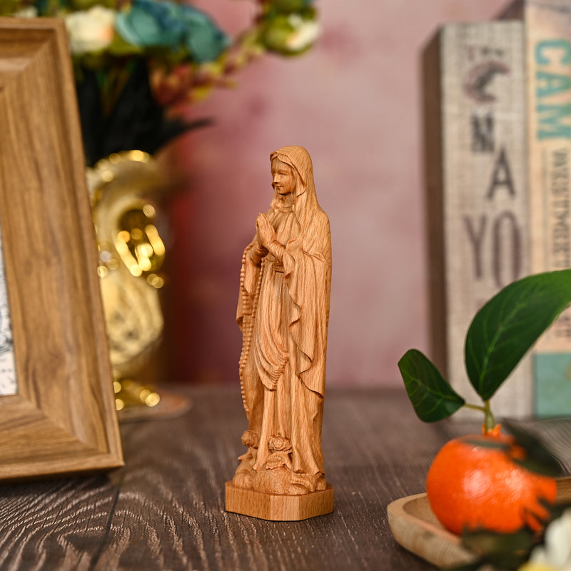 Round carving of Our Lady of Lourdes in beech wood: Sacred beauty, handcrafted technique